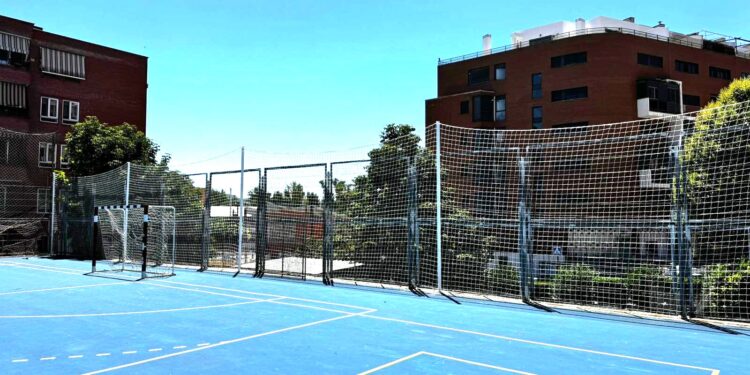 Mejora en la pista polideportiva del Barrio de los Manantiales con nueva red de protección 1 Pista Manantiales