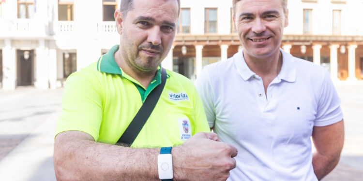 Guadalajara pone en marcha un proyecto piloto para proteger a los trabajadores de limpieza viaria frente al calor 1 Pulseras inteligentes