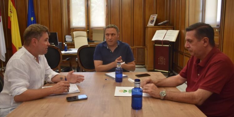 Martínez Chana destaca que el programa de caminos con GEACAM y la lucha contra los conejos son medidas innovadoras a nivel nacio 1 REUNION UPA