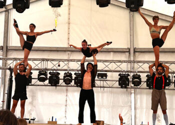 Setiles arranca sus fiestas de verano con el estreno de un espectáculo de acrobacias y fuego