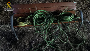 Sorprendidos sustrayendo cable del alumbrado público de Alovera