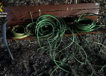 Sorprendidos sustrayendo cable del alumbrado público de Alovera