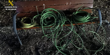 Sorprendidos sustrayendo cable del alumbrado público de Alovera