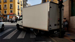 Un camión ocasiona daños en un semáforo de la Avenida de Castilla-La Mancha de Cuenca al perder su control el conductor 2 Un camión ocasiona daños en un semáforo de la Avenida de Castilla-La Mancha de Cuenca al perder su control el conductor