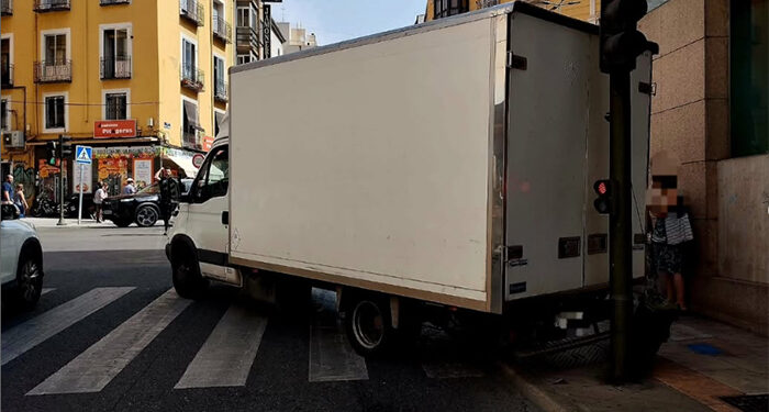 Un camión ocasiona daños en un semáforo de la Avenida de Castilla-La Mancha de Cuenca al perder su control el conductor 1 Un camión ocasiona daños en un semáforo de la Avenida de Castilla-La Mancha de Cuenca al perder su control el conductor