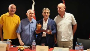 Un total de 65 kilos de miel celebran 65 años de Victorino Martín y su legado único en la tauromaquia mundial 2 Un total de 65 kilos de miel celebran 65 años de Victorino Martín y su legado único en la tauromaquia mundial