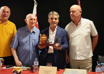 Un total de 65 kilos de miel celebran 65 años de Victorino Martín y su legado único en la tauromaquia mundial