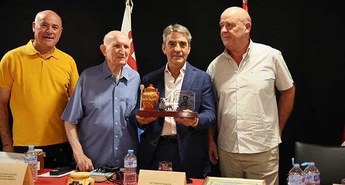 Un total de 65 kilos de miel celebran 65 años de Victorino Martín y su legado único en la tauromaquia mundial 1 Un total de 65 kilos de miel celebran 65 años de Victorino Martín y su legado único en la tauromaquia mundial