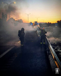 Un turismo arde por completo en la A-2 y el fuego se propaga a la cuneta 2 Un turismo arde por completo en la A-2 y el fuego se propaga a la cuneta