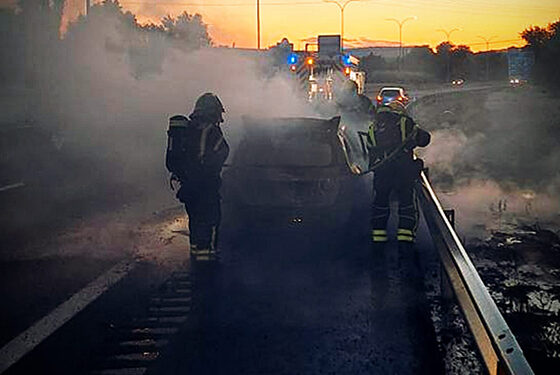 Un turismo arde por completo en la A-2 y el fuego se propaga a la cuneta 1 Un turismo arde por completo en la A-2 y el fuego se propaga a la cuneta
