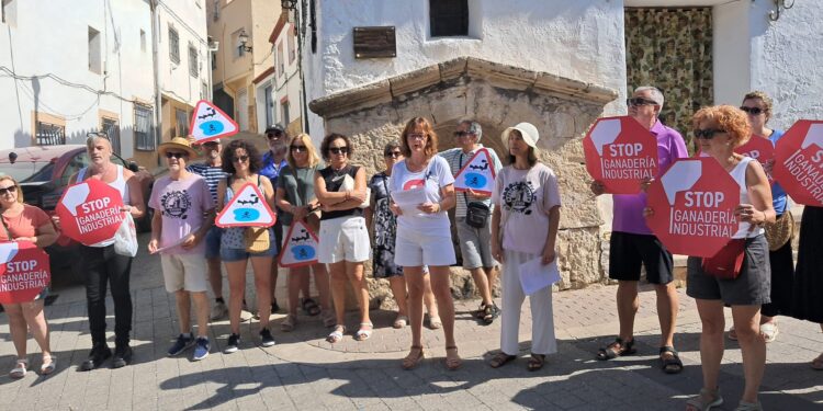 Cardenete se une al Abrazo al Agua mundial 2025, convocado por la asociación Alianza Mar Menor 1 WhatsApp Image 2025 08 09 at 12.11.53