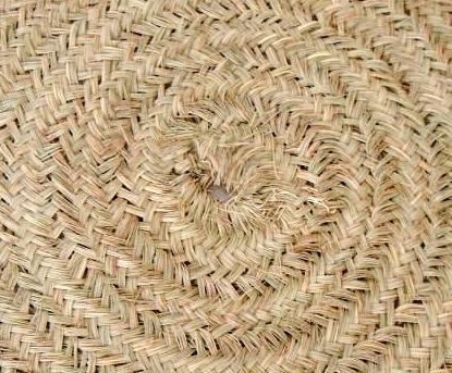 Pódcast. Raíces del Liberal. Residencia de Pensionistas de Cuenca 1986. Abrimos vidas, como la de Saturnino, nacido en el año 1888. 1 alfombra redonda de esparto 2