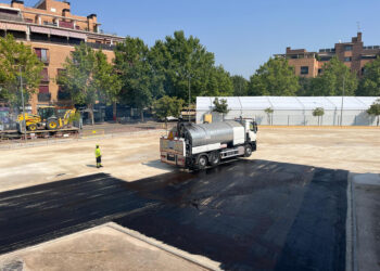Azuqueca. Comienza el asfaltado del nuevo aparcamiento junto al Ayuntamiento