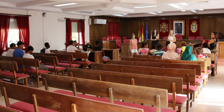 Azuqueca. Una veintena de personas participan en la visita al Ayuntamiento del programa Espacio Acoge 1 espacio acoge Ayto