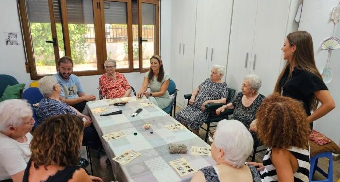 La Junta combate la soledad no deseada con más inversión y una implementación local en red 1 p1j2k38h5u1aohpmo8bngn15054