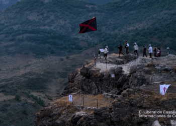 Raíces. La bandera de San Andrés izada en las III Jornadas de los Tercios en Huélamo