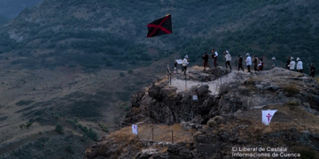 Raíces. La bandera de San Andrés izada en las III Jornadas de los Tercios en Huélamo