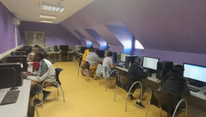 El Ayuntamiento de Cuenca junto a la Asociación Acuaprende impulsa un taller de competencias digitales en el Centro Joven