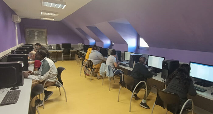 El Ayuntamiento de Cuenca junto a la Asociación Acuaprende impulsa un taller de competencias digitales en el Centro Joven