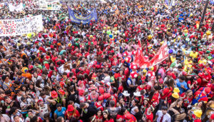 El Chupinazo con las peñas y la Potra Salvaje desata las ganas de fiesta en la Semana Grande de Guadalajara