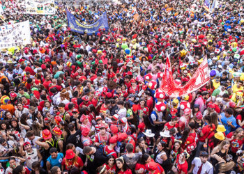 El Chupinazo con las peñas y la Potra Salvaje desata las ganas de fiesta en la Semana Grande de Guadalajara