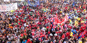 El Chupinazo con las peñas y la Potra Salvaje desata las ganas de fiesta en la Semana Grande de Guadalajara
