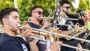 El XXXV Concurso de Charangas suma la alegría y el hermanamiento de peñas en La Concordia al más genuino ritmo festivo