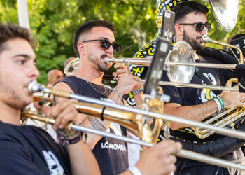 El XXXV Concurso de Charangas suma la alegría y el hermanamiento de peñas en La Concordia al más genuino ritmo festivo