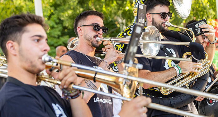 El XXXV Concurso de Charangas suma la alegría y el hermanamiento de peñas en La Concordia al más genuino ritmo festivo