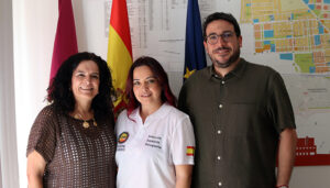 El alcalde de Azuqueca muestra su apoyo a Lorena Navarro antes de su participación en Mundial de Peluquería