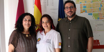 El alcalde de Azuqueca muestra su apoyo a Lorena Navarro antes de su participación en Mundial de Peluquería