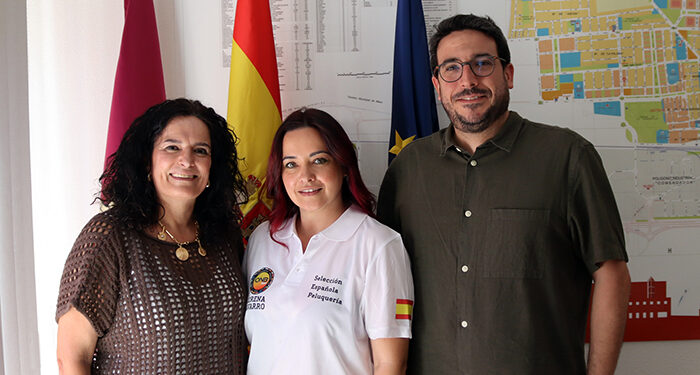 El alcalde de Azuqueca muestra su apoyo a Lorena Navarro antes de su participación en Mundial de Peluquería