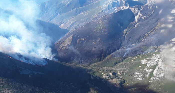 El incendio del Pico del Lobo se agrava ordenan la evacuación de Peñalba de la Sierra y Cabida y se solicita la intervención de la UME
