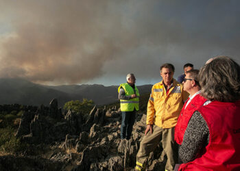 El incendio en el Pico del Lobo arrasa ya 1.800 hectáreas y se mantiene en Nivel 2
