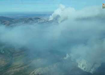 El incendio en el Pico del Lobo, que afecta ya a 2.000 hectáreas, obliga a restringir el acceso al Hayedo de Tejera Negra