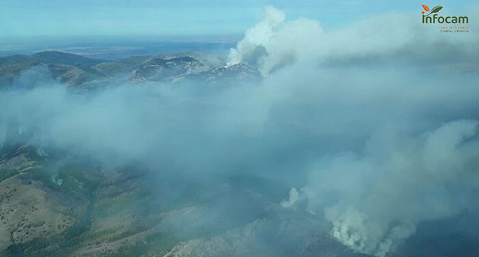 El incendio en el Pico del Lobo, que afecta ya a 2.000 hectáreas, obliga a restringir el acceso al Hayedo de Tejera Negra