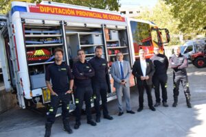 El público de Naturama disfruta del primer camión de bomberos de la Diputación para los parques de Cañete y Priego