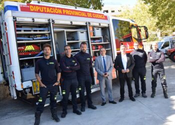El público de Naturama disfruta del primer camión de bomberos de la Diputación para los parques de Cañete y Priego