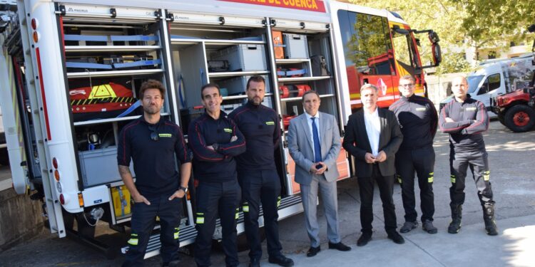 El público de Naturama disfruta del primer camión de bomberos de la Diputación para los parques de Cañete y Priego