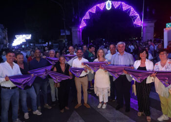 En marcha las atracciones de Ferias con el encendido de luces por parte de la alcaldesa y puesta del pañuelo morado