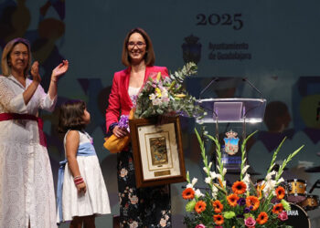 “Guadalajara me lo ha dado todo”, Rosa San Millán emociona en un pregón que abre las Ferias con alma, tradición y futuro