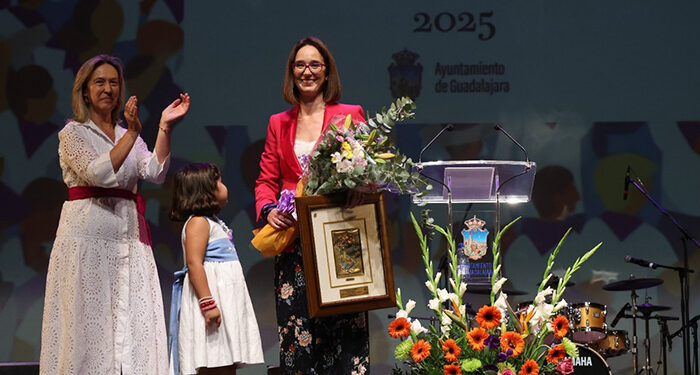 “Guadalajara me lo ha dado todo”, Rosa San Millán emociona en un pregón que abre las Ferias con alma, tradición y futuro