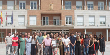 Homenaje a la funcionaria Lourdes Caballero, histórica conserje del Colegio San Blas, en su jubilación