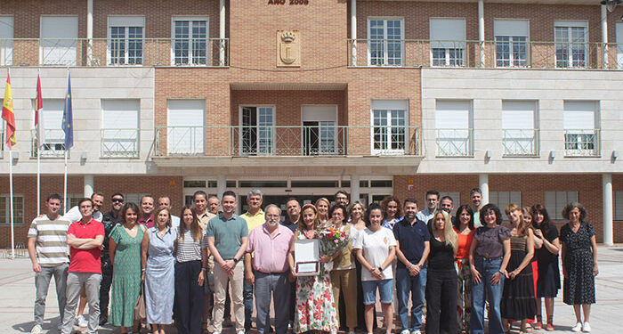 Homenaje a la funcionaria Lourdes Caballero, histórica conserje del Colegio San Blas, en su jubilación