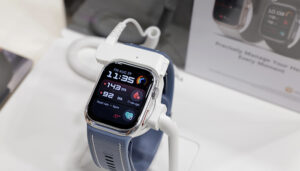 Huaewi presenta el nuevo Watch D2 en color azul, capaz de monitorizar la presión arterial y detectar arritmias, sin renunciar a su característico diseño