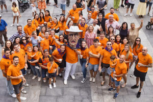 La Comparsa de Gigantes y Cabezudos incorpora un nuevo cabezudo apicultor gracias a la donación de la Peña Escopitos 2 La Comparsa de Gigantes y Cabezudos incorpora un nuevo cabezudo apicultor gracias a la donación de la Peña Escopitos