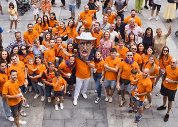 La Comparsa de Gigantes y Cabezudos incorpora un nuevo cabezudo apicultor gracias a la donación de la Peña Escopitos 7 La Comparsa de Gigantes y Cabezudos incorpora un nuevo cabezudo apicultor gracias a la donación de la Peña Escopitos