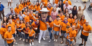 La Comparsa de Gigantes y Cabezudos incorpora un nuevo cabezudo apicultor gracias a la donación de la Peña Escopitos