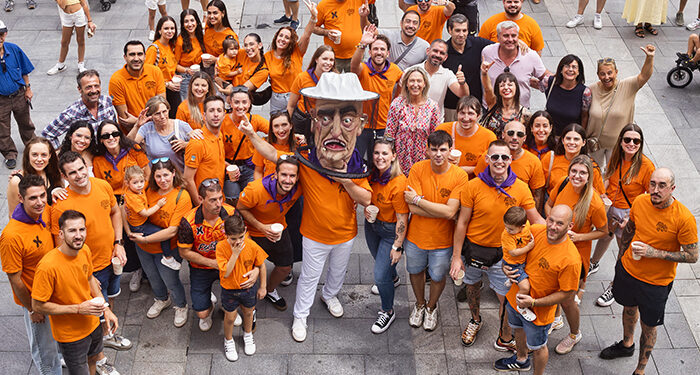 La Comparsa de Gigantes y Cabezudos incorpora un nuevo cabezudo apicultor gracias a la donación de la Peña Escopitos 1 La Comparsa de Gigantes y Cabezudos incorpora un nuevo cabezudo apicultor gracias a la donación de la Peña Escopitos