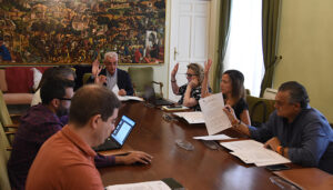 La Diputación pavimentará la calle San Roque de Loranca de Tajuña con una inversión de 122.100 euros 2 La Junta de Gobierno de la Diputación de Guadalajara ha aprobado, en la sesión celebrada esta semana, el proyecto técnico de la obra que va a ejecutar en el municipio de Loranca de Tajuña correspondiente al Plan Provincial de Cooperación a las Obras y Servicios de competencia municipal de la vigente legislatura.
Con una inversión de 122.100 €, la Diputación va a ejecutar la renovación del pavimento de la calle San Roque de este municipio. La nueva pavimentación va a efectuarse con adoquinado de color sobre solera de hormigón en aceras y sobre el pavimento existente en la actualidad en la calzada.
La obra, cuyo proyecto técnico ha sido elaborado por los servicios propios de la Diputación tras estudiar sobre el terreno junto a representantes del Ayuntamiento de Loranca de Tajuña las alternativas más idóneas, tiene un plazo de ejecución previsto de nueve meses.
La instalación del nuevo adoquinado requerirá realizar previamente trabajos de demolición del pavimento existente en las aceras, fresado de la calzada, colocación de nuevos bordillos e impermeabilización.